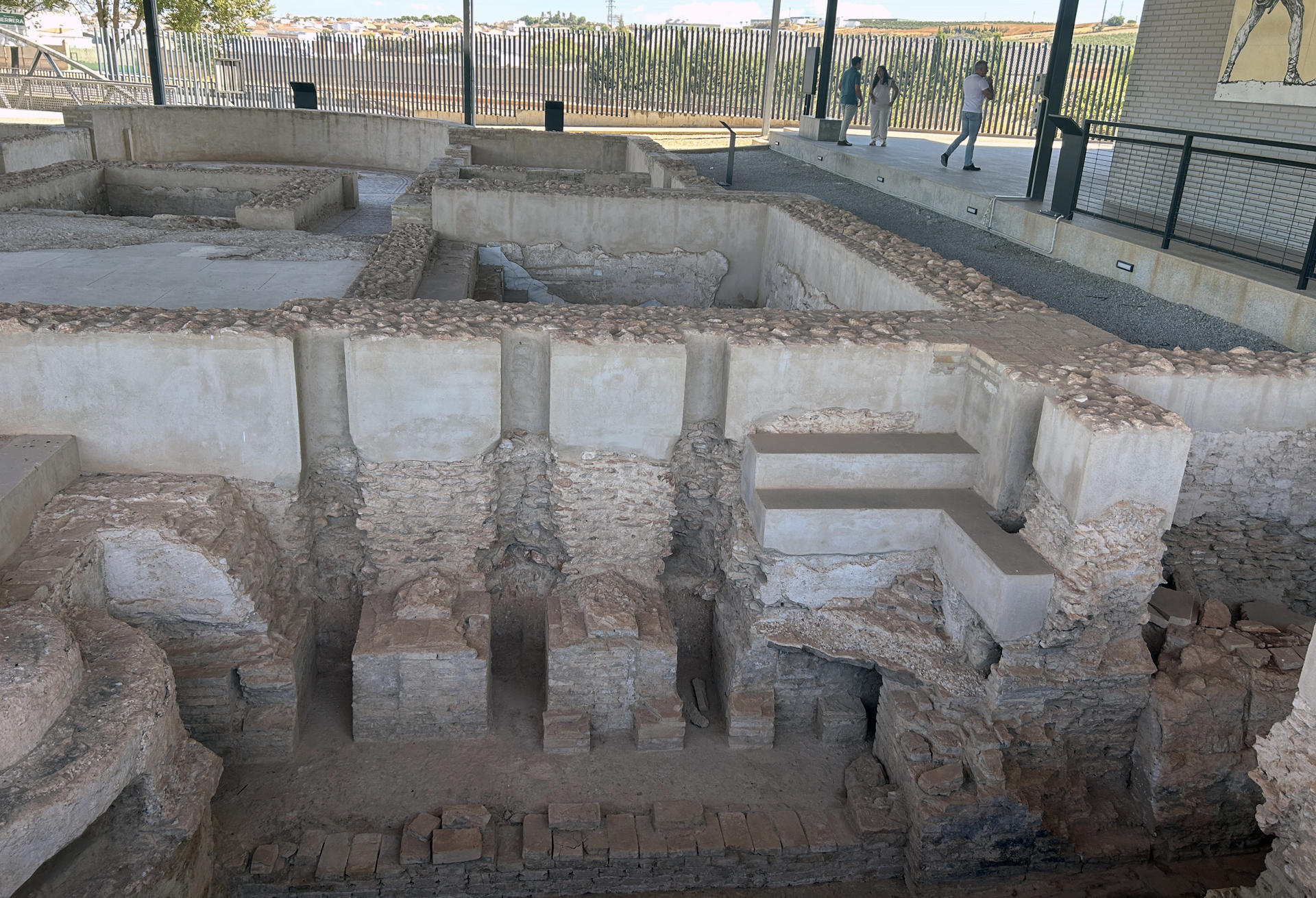 Imagen de las termas romanas que se pueden visitar en Herrera (Sevilla), descubiertas casualmente por unas obras de un canal contra inundaciones realizadas en 1989, y que ahora se quiere investigar para comprobar si formaban parte de una villa romana de gran extensión que tuvo su máximo esplendor en el siglo II después de Cristo. EFE/Fermín Cabanillas
