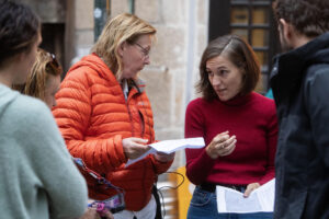 Imagen de archivo de la directora Carla Simón (d) conversando con la directora de fotografía Hélène Louvart (i) durante el rodaje de su película 'Romería', en Vigo (Pontevedra). EFE/ Salvador Sas