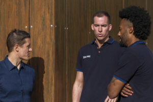 El entrenador del Dreamland Gran Canaria, Jaka Lakovic (i), y los jugadores Miquel Salvó (c) y Braian Angola (d), durante un encuentro con los medios el pasado 1 de octubre. EFE/Ángel Medina G.
