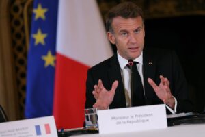 El presidente de Francia, Emmanuel Macron, habla durante una reunión ministerial sobre la implementación del plan de paz para Oriente Medio en el Quai d'Orsay, el Ministerio de Europa y Asuntos Exteriores de Francia, en París, Francia, 09 de octubre de 2025. Israel y Hamas acordaron el 9 de octubre de 2025 un alto el fuego en Gaza para liberar a los rehenes vivos restantes, en un paso importante hacia el fin de una guerra que ha matado a decenas de miles de personas y ha desatado una catástrofe humanitaria. (Francia) EFE/EPA/THOMAS SAMSON / POOL MAXPPP OUT
