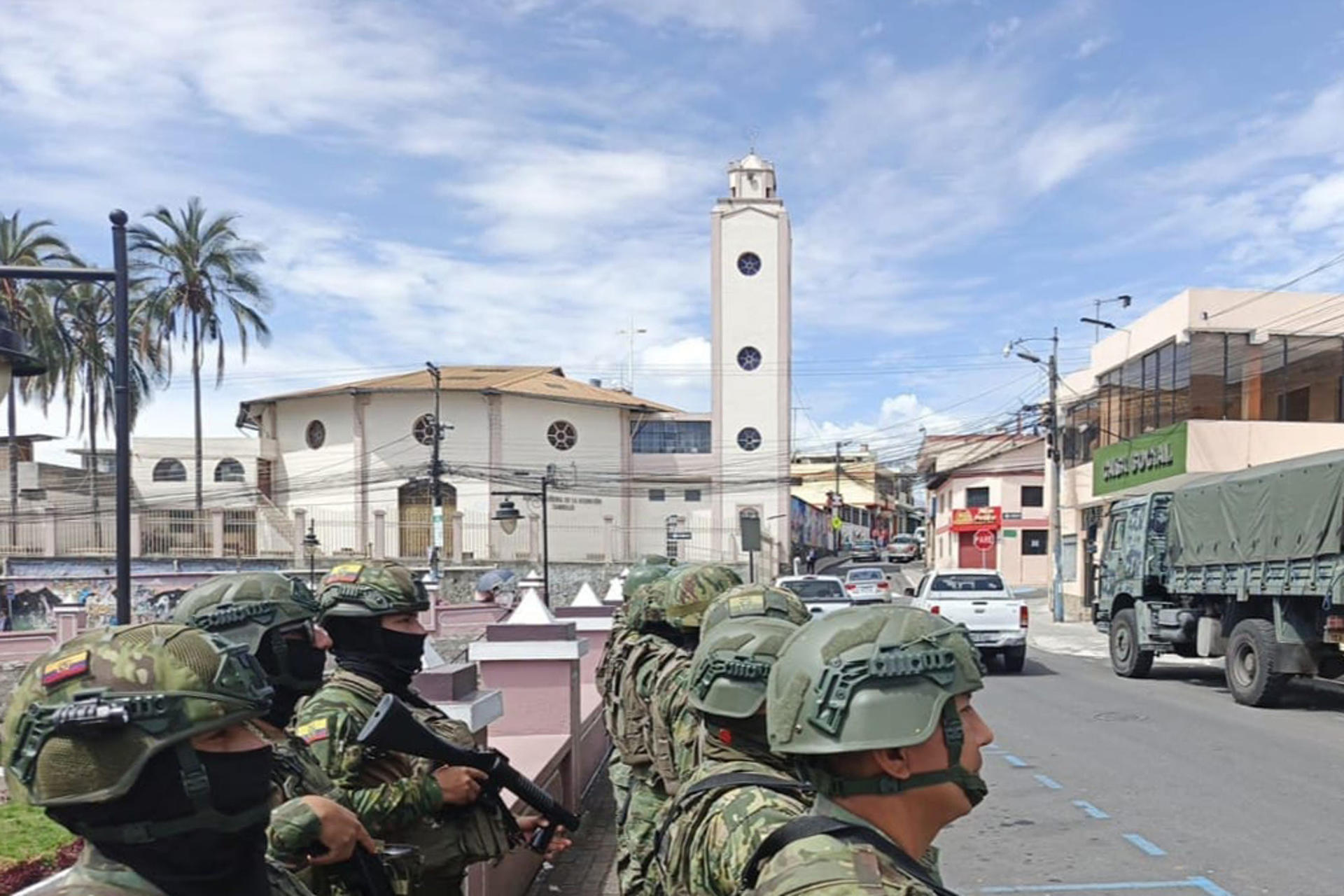 Fotografía cedida por el Ejército del Ecuador donde se observa a militares custodiando una zona este jueves, en Quito (Ecuador). EFE/ Ejercito de Ecuador