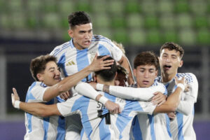 Jugadores de Argentina celebran un gol en un partido de la Copa Mundial Sub-20. EFE/ Adriana Thomasa