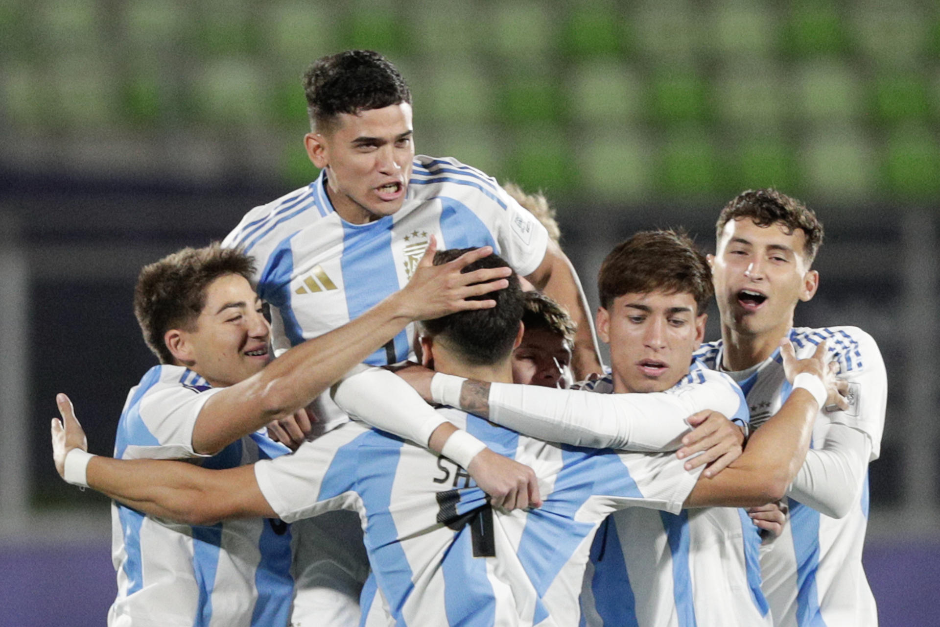 Jugadores de Argentina celebran un gol en un partido de la Copa Mundial Sub-20. EFE/ Adriana Thomasa
