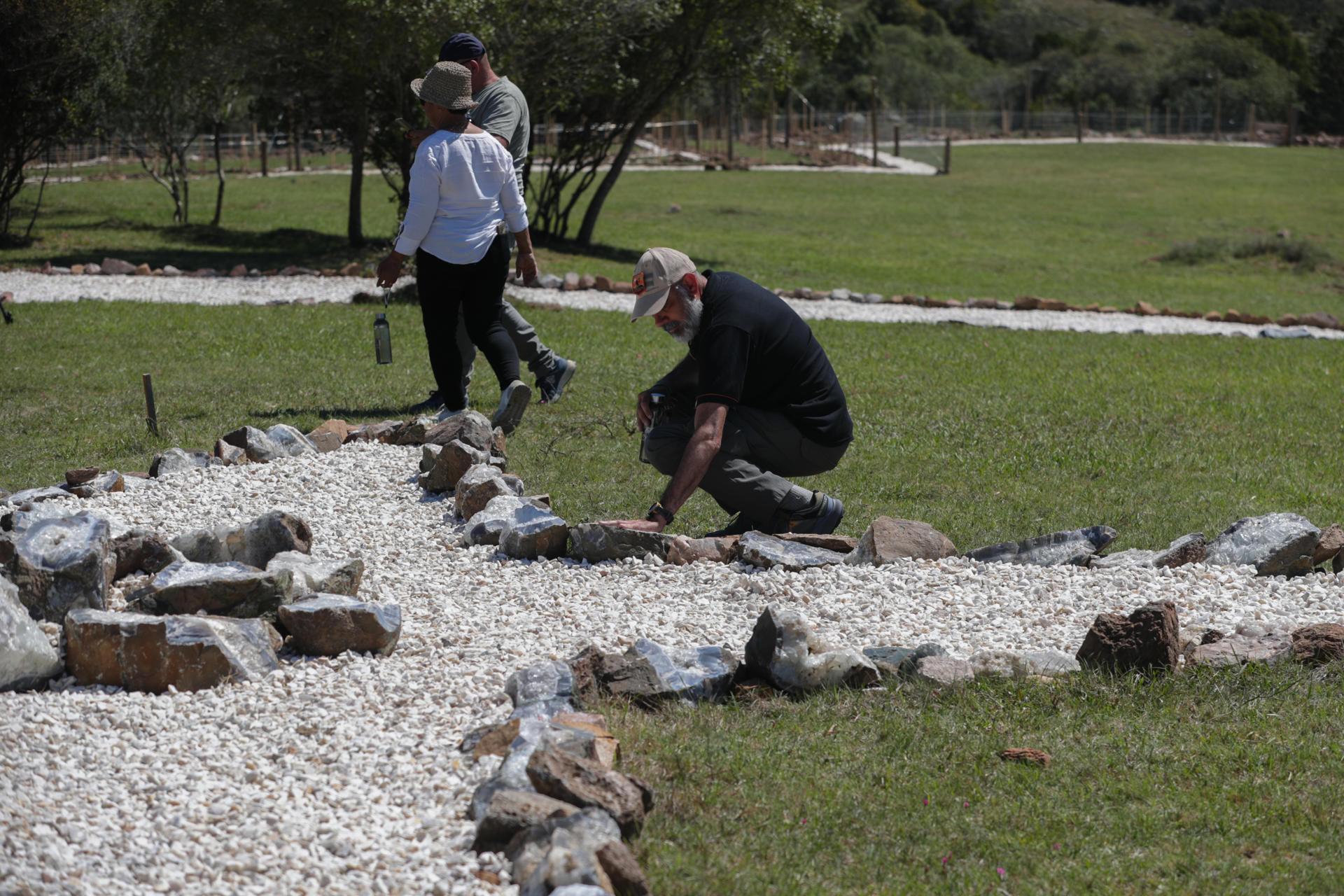 Un hombre fue captado este jueves, 9 de octubre, al detallar el símbolo interreligioso de paz de la emprendedora Noelia Franco, en Villa Serrana (Uruguay). EFE/Alejandro Prieto