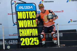 El piloto español de Moto3 Red Bull KTM Ajo Jose Antonio Rueda celebra la victoria como campeón del mundo durante la carrera en el Gran Premio de Motociclismo de Indonesia en el Circuito de Mandalika, Indonesia. EFE/EPA/ADI WEDA