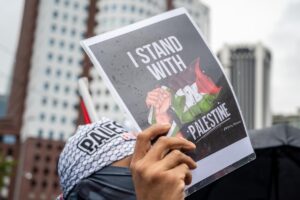 Kuala Lumpur (Malaysia), 03/10/2025.- A protester holds a placard during a demonstration against the Israeli forces' interception of vessels from the Global Sumud Flotilla (GSF) and the detention of Malaysian activists, outside the US Embassy in Kuala Lumpur, Malaysia, 03 October 2025. Israel's interception of the flotilla, which was carrying aid supplies to Gaza Strip, and the detention of all those on board, including at least 23 Malaysian activists, has sparked international condemnation and protests. (Protestas, Malasia) EFE/EPA/NAZIR SUFARI