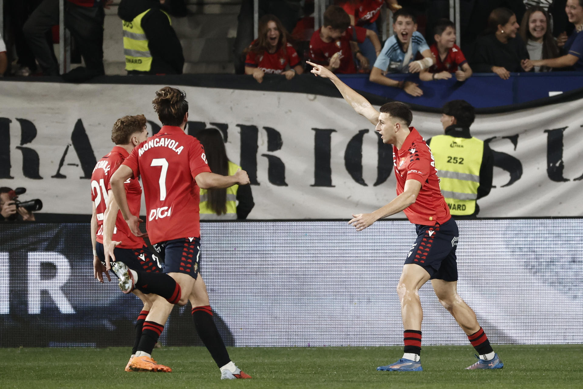 Los jugadores de Osasuna celebran su primer gol durante el partido de LaLiga de fútbol que CA Osasuna y Getafe CF disputan este viernes en el estadio de El Sadar, en Pamplona. EFE/Jesús Diges
