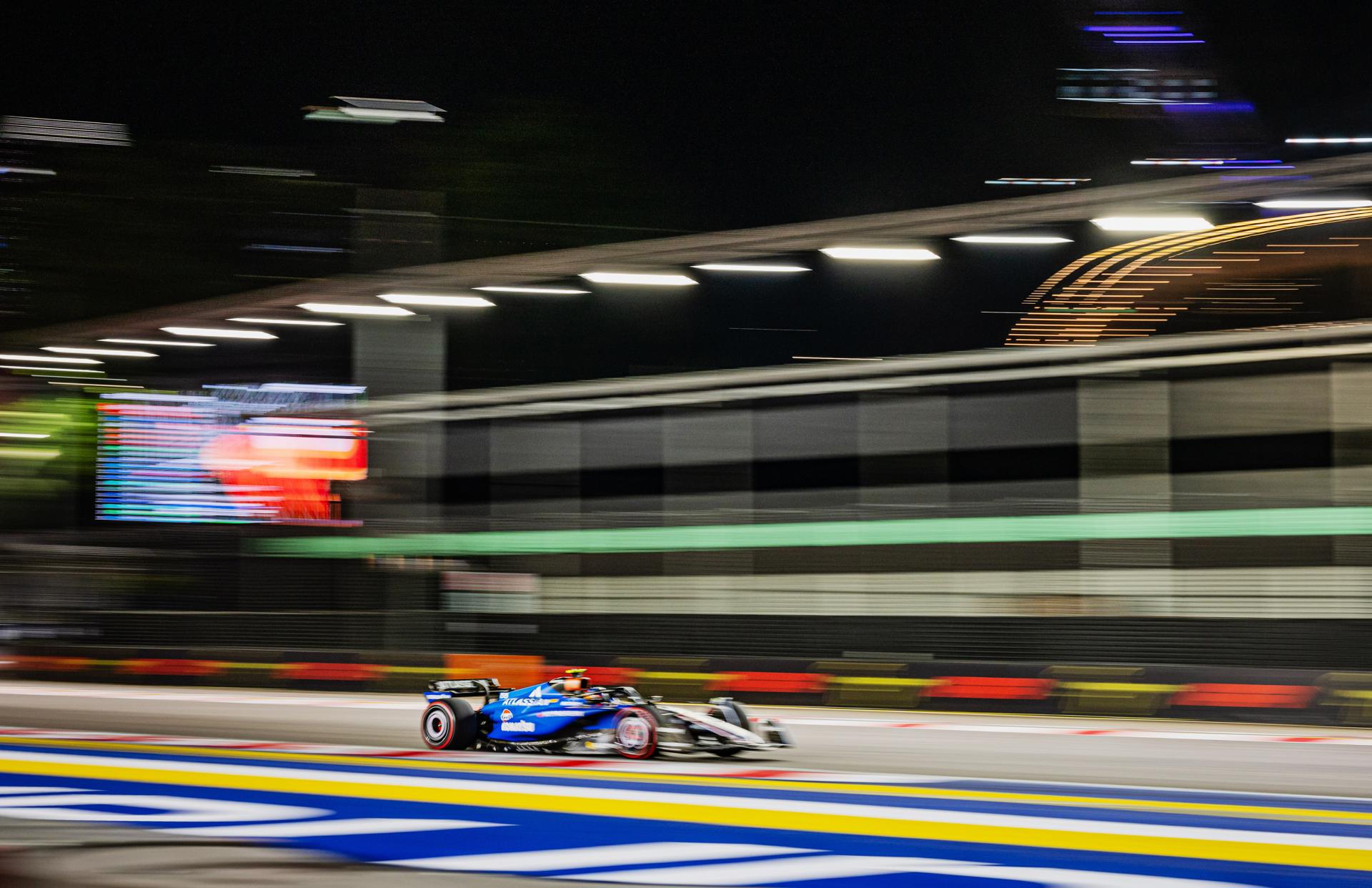 El piloto español Carlos Sainz Jr (Williams), en acción durante la jornada de entrenamientos libres del Gran Premio de Singapur, disputada este viernes en Marina Bay. EFE/TOM WHITE

