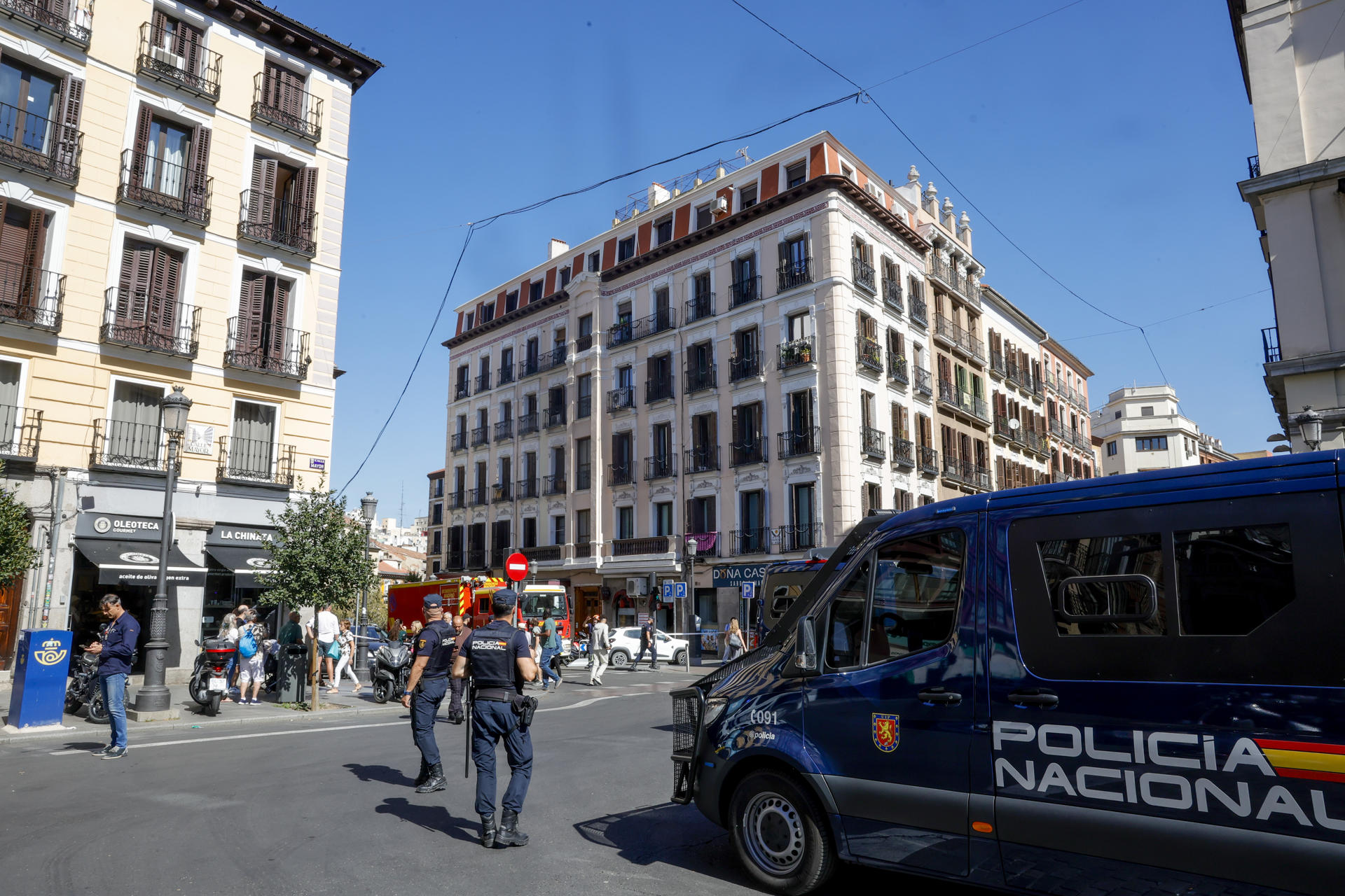 El forjado de un edificio en obras en el centro de Madrid se derrumbó este martes parcialmente, sin que por el momento se conozca si hay víctimas, aunque los equipos de rescate trabajan para buscar posibles personas atrapadas. Hasta el lugar del suceso, la calle Hileras, que se encuentra entre la plaza de Ópera y la Puerta del Sol, en el centro de la capital de España, se desplazaron once dotaciones de bomberos, así como varias ambulancias y efectivos policiales, que acordonaron la zona. EFE/Zipi Aragón
