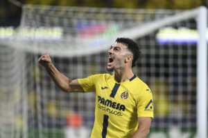 El delantero francés del Villarreal Georges Mikautadze celebra su gol, primero del equipo, durante el partido de primera ronda de Liga de Campeones que Villarreal CF y Juventus de Turín disputan en el estadio de La Cerámica. EFE/Andreu Esteban