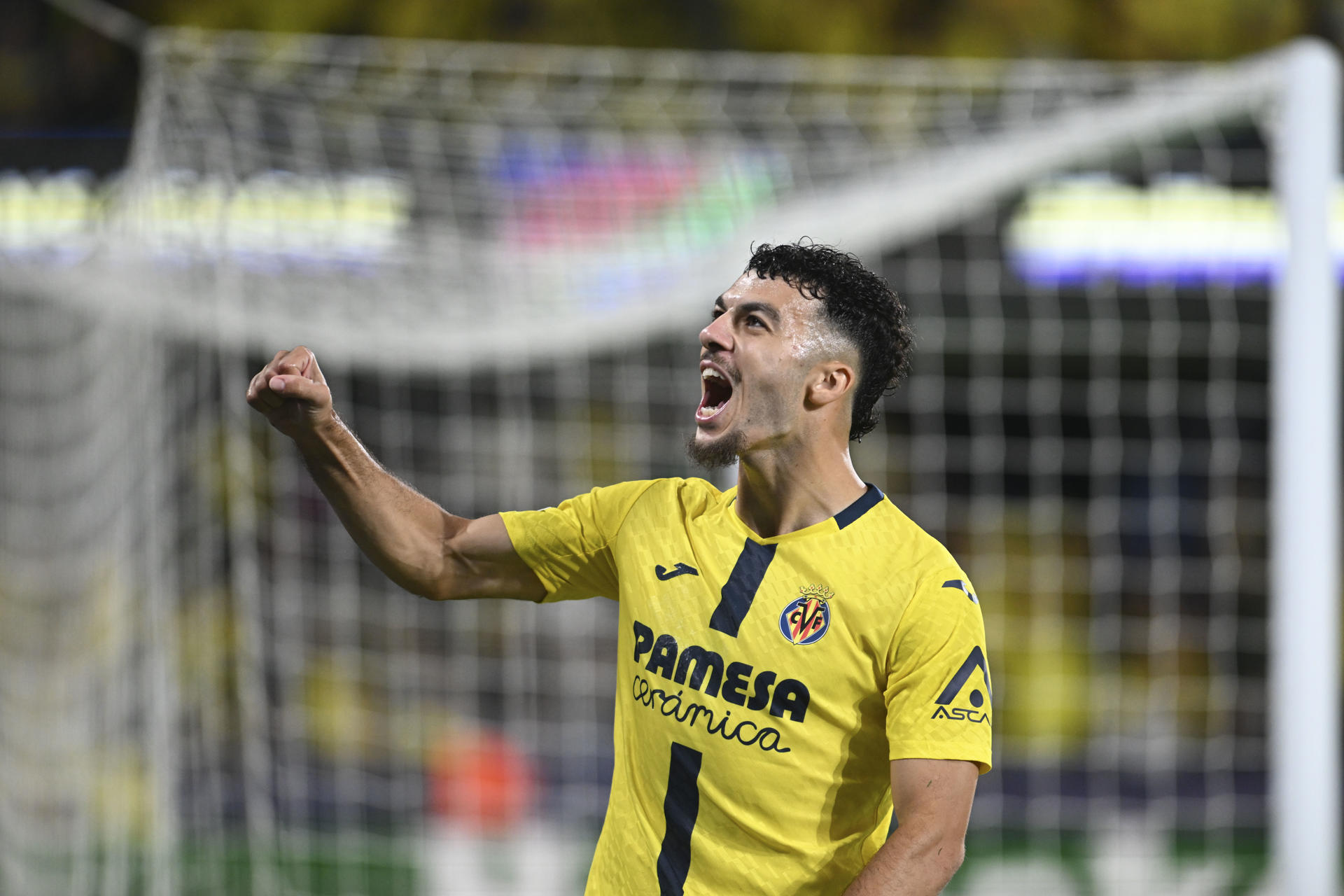 El delantero francés del Villarreal Georges Mikautadze celebra su gol, primero del equipo, durante el partido de primera ronda de Liga de Campeones que Villarreal CF y Juventus de Turín disputan en el estadio de La Cerámica. EFE/Andreu Esteban

