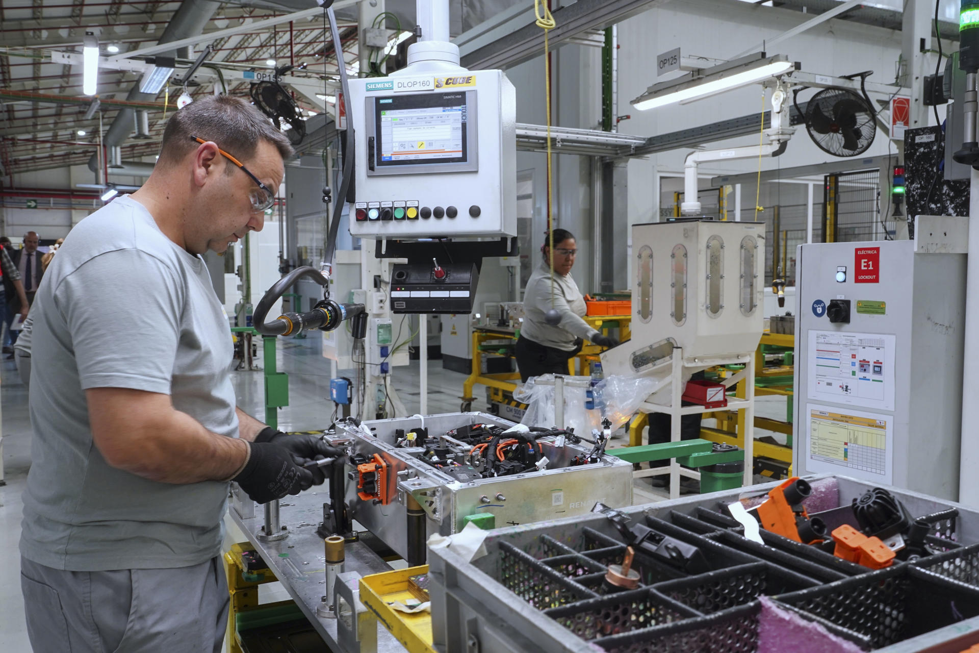 Un trabajador trabaja en una batería este martes, en la factoría de Carrocerías de Renault en Valladolid. De las costureras que hacían a mano los asientos de los coches a utilizar la Inteligencia Artificial para el control de calidad. Así se resume el viaje tecnológico y humano de los 60 años de la factoría de Carrocerías de Renault Group, en Valladolid, inaugurada en 1965. EFE/ Nacho Gallego

