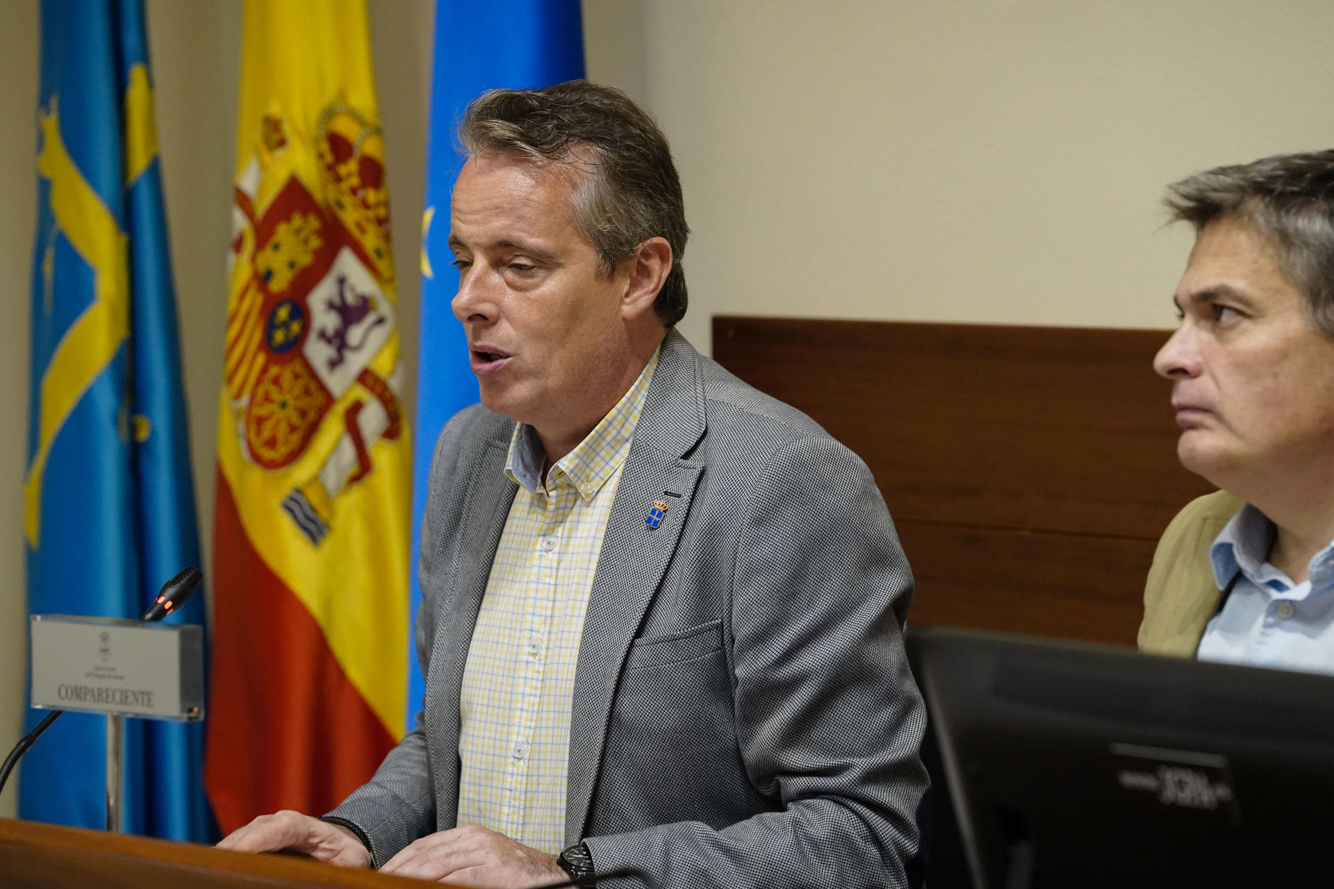 El consejero de Medio Rural y Política Agraria, Marcelino Marcos Líndez, comparece en el Parlamento autonómico para informar del desarrollo del plan de actuaciones sobre la población del lobo, que prevé la eliminación de un máximo de 53 ejemplares en un año. EFE/Paco Paredes