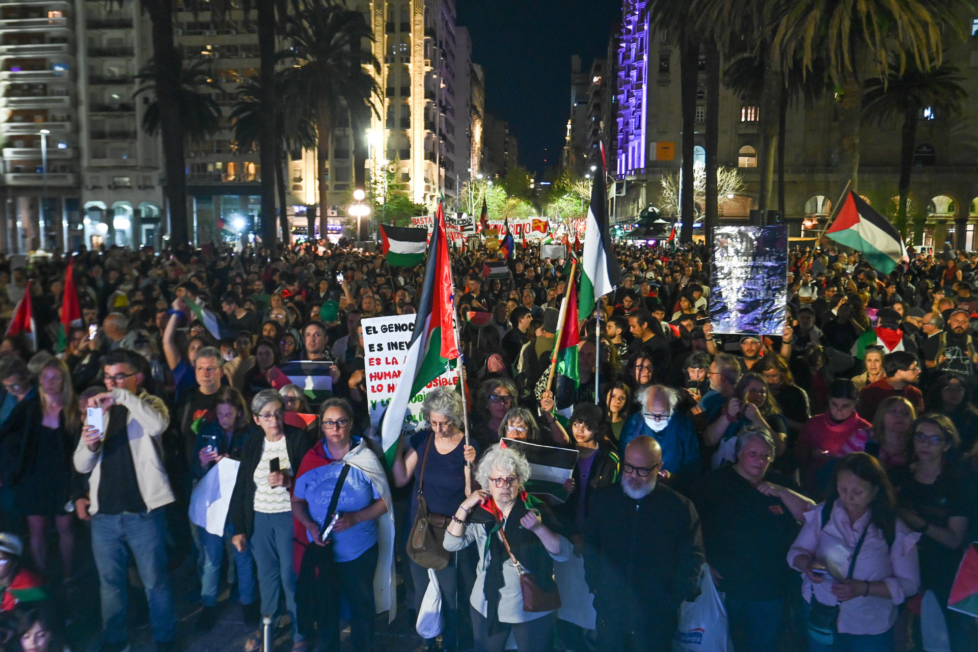 Cientos de manifestantes fueron captados este jueves, 9 de octubre, durante una marcha a favor de Palestina, en Montevideo (Uruguay). EFE/Federico Gutiérrez