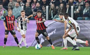 El jugador del Milan Christian Pulisic (c) en acción durante el partido de la Serie A que han jugado Juventus FC y AC Milan en el Allianz Stadium en Turín, Italia. EFE/EPA/Alessandro Di Marco