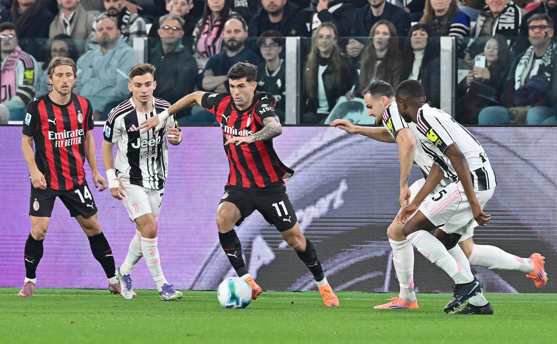 El jugador del Milan Christian Pulisic (c) en acción durante el partido de la Serie A que han jugado Juventus FC y AC Milan en el Allianz Stadium en Turín, Italia. EFE/EPA/Alessandro Di Marco