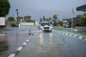 Un coche de policía circula por una calle anegada por la lluvia en Foia, en Elche. EFE/ Pablo Miranzo