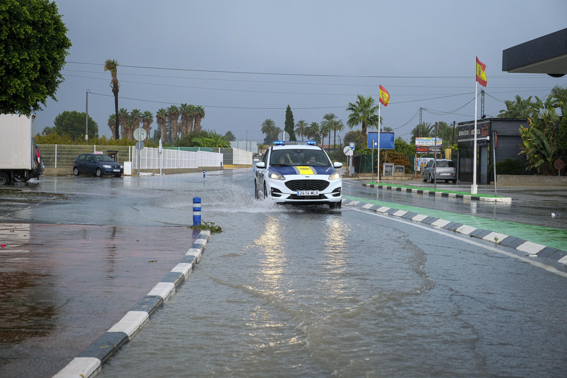 Un coche de policía circula por una calle anegada por la lluvia en Foia, en Elche. EFE/ Pablo Miranzo