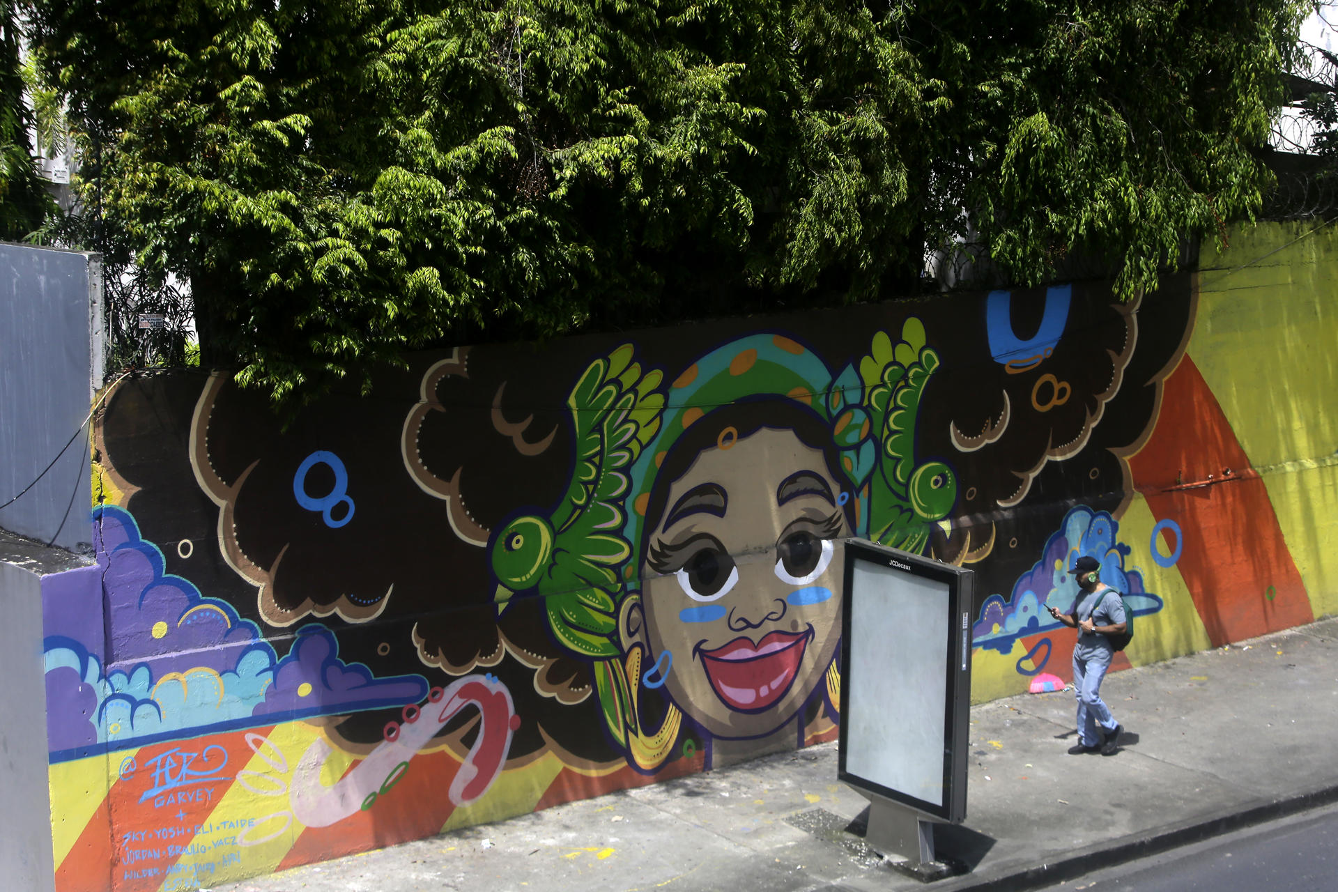 Fotografía que muestra un mural de una mujer afrodescendiente este viernes, en Ciudad de Panamá (Panamá). EFE/ Carlos Lemos
