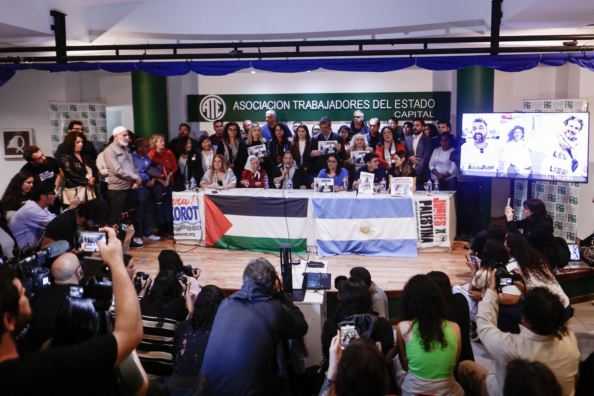 Representantes de distintas organizaciones, incluidas Abuelas y Madres de Plaza de Mayo, participan en una rueda de prensa este 6 de octubre de 2025, en Buenos Aires (Argentina). EFE/ Juan Ignacio Roncoroni
