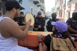 Personas se manifiestan durante una protesta frente a la sede de la Gobernación este lunes, en San Juan (Puerto Rico). EFE/ Thais Llorca