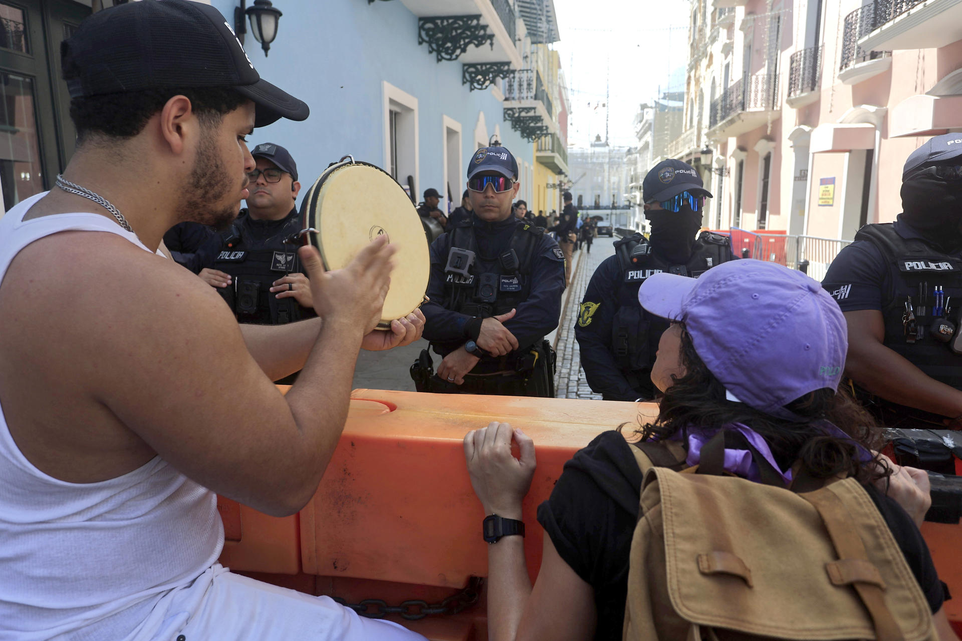 Personas se manifiestan durante una protesta frente a la sede de la Gobernación este lunes, en San Juan (Puerto Rico). EFE/ Thais Llorca