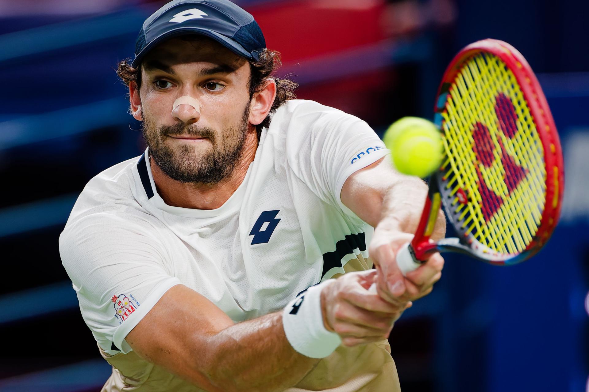 El monegasco Valentin Vacherot, 204 del ránking ATP en su partido ante el nerrlandés Tallon Griekspoor en Shanghai. EFE/EPA/ALEX PLAVEVSKI