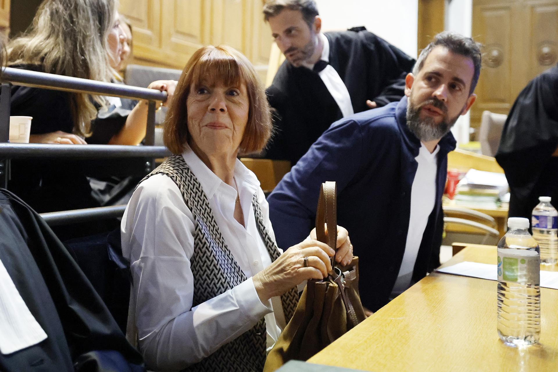 Gisele Pelicot (L), acompañada por su hijo Florian Pelicot (R), llega al Tribunal Penal de Gard, en Nimes, Francia, 08 de octubre de 2025. Un juicio de apelación que involucra a uno de los acusados condenados por las violaciones masivas cometidas contra ella será escuchado por el tribunal del 06 al 09 de octubre. (Francia) EFE/EPA/Guillaume Horcajuelo
