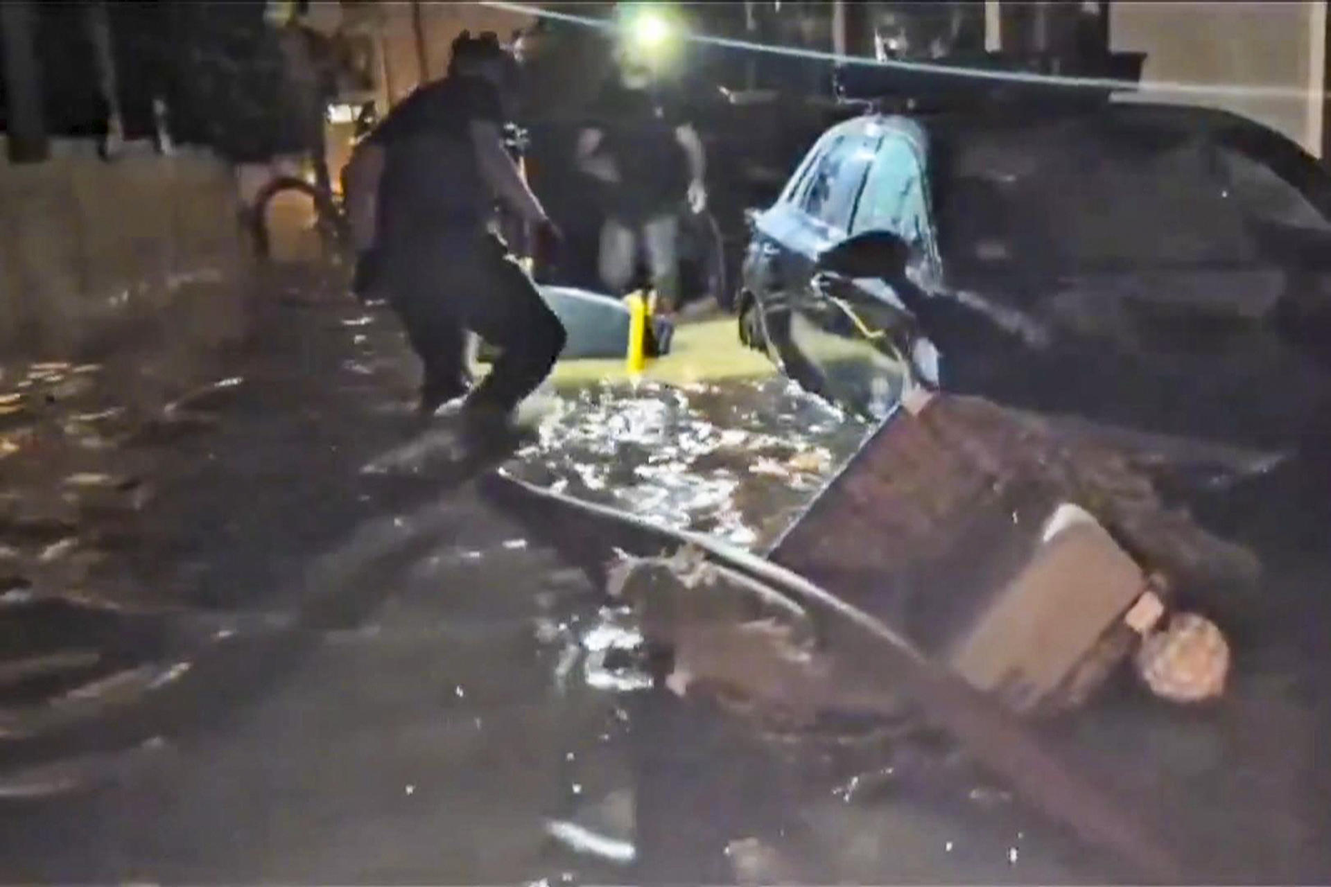 Efectivos de todas las administraciones, en la captura de vídeo publicado por la UME en su cuenta oficial de la red X miembros de la Unidad Militar de Emergencia, trabajan en la recuperación de la normalidad en Ibiza y Formentera tras las inundaciones por las lluvias torrenciales del martes, que dejaron varios heridos y que provocaron cuantiosos daños en instalaciones públicas y privadas.EFE/ Red X / Unidad Militar de Emergencias***SOLO USO EDITORIAL/SOLO DISPONIBLE PARA ILUSTRAR LA NOTICIA QUE ACOMPAÑA (CRÉDITO OBLIGATORIO)***
