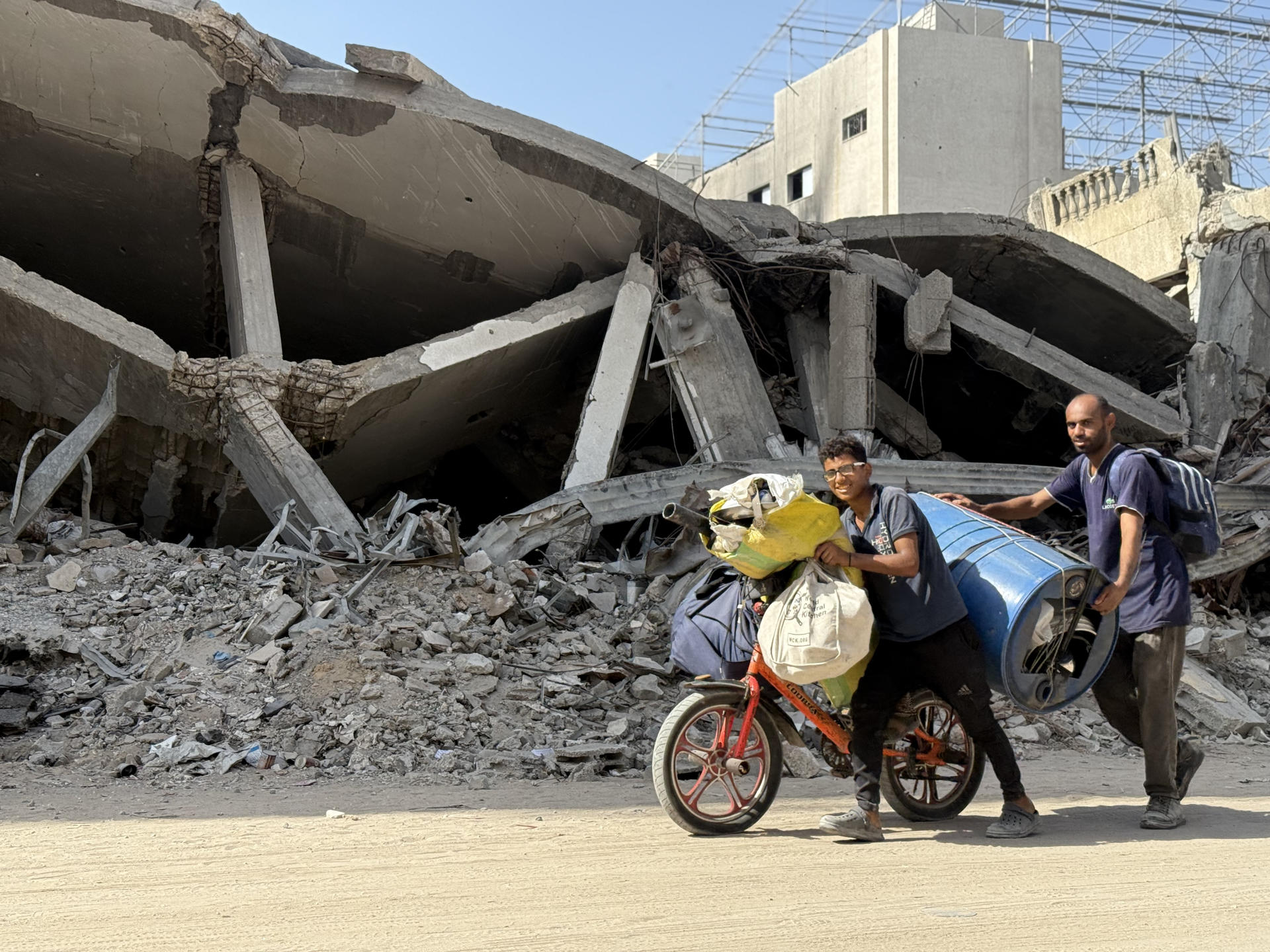 GAZA, 04/10/2025.- Imagen tomada este sábado en la ciudad de Gaza. Los habitantes de la ciudad de Gaza, asediada desde hace semanas por Israel, recuperaron este sábado cierta normalidad y la esperanza con ataques menos intensos tras los avances hacia un posible fin de la ofensiva israelí, pero dicen no tener razones para celebrar una tregua que aún no ha llegado. Un día después de que Hamás anunciara su intención de negociar de acuerdo al plan estadounidense para Gaza y de que Donald Trump exigiera a Israel el cese de los bombardeos, los habitantes de la capital salieron este sábado a las calles para ir al mercado, más concurrido que en días anteriores, o intentaron acceder, sin éxito, a sus casas en zonas controladas por el Ejército israelí. EFE/Ahmad Awad
