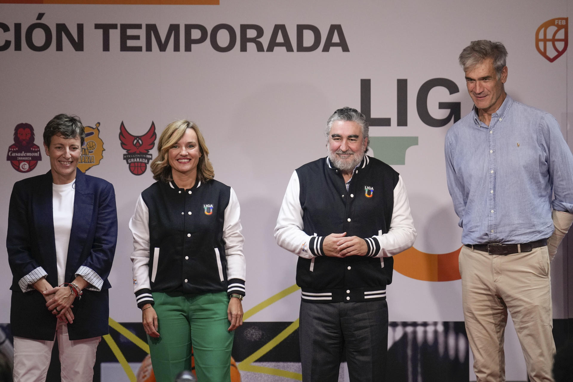 La ministra de Educación, Formación Profesional y Deportes, Pilar Alegría (2i); la presidenta de la FEB, Elisa Aguilar; el presidente de la ACB, Antonio Martín (dcha), y el presidente del Consejo Superior de Deportes (CSD), José Manuel Rodríguez Uribes, presentan la nueva Liga U de baloncesto para jugadores sub 22 impulsada por la ACB, la Federación Española de Baloncesto y el CSD, este martes en Madrid. EFE/Borja Sánchez-Trillo
