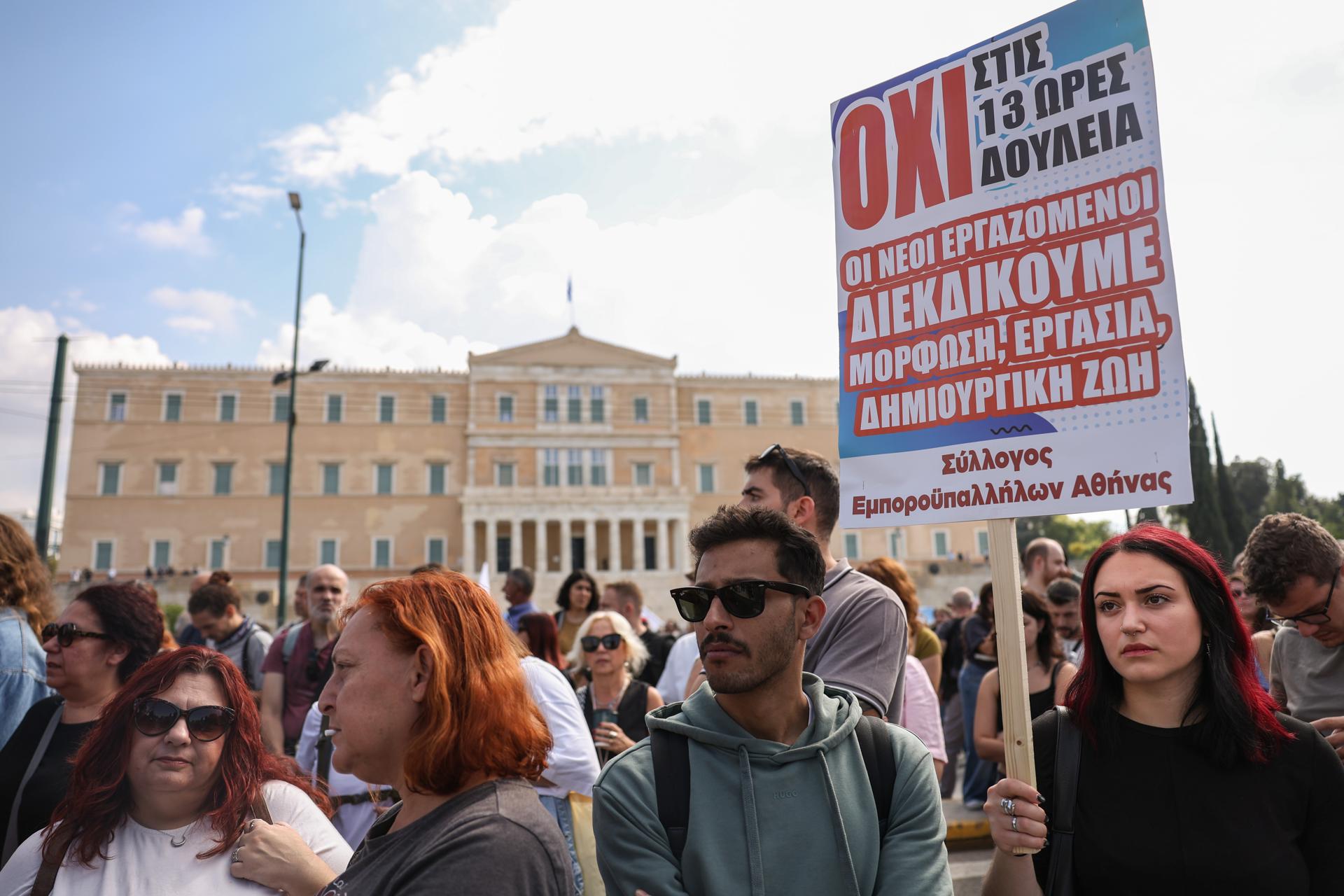 Manifestantes se reúnen este miércoles en Atenas durante una huelga general de 24 horas contra los planes del gobierno conservador de introducir una jornada laboral de 13 horas en Grecia. EFE/EPA/GEORGE VITSARAS