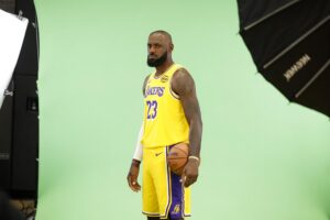 LeBron James, durante el Media Day de Los Angeles Lakers en El Segundo, California, el pasado 29 de septiembre. EFE/EPA/CAROLINE BREHMAN