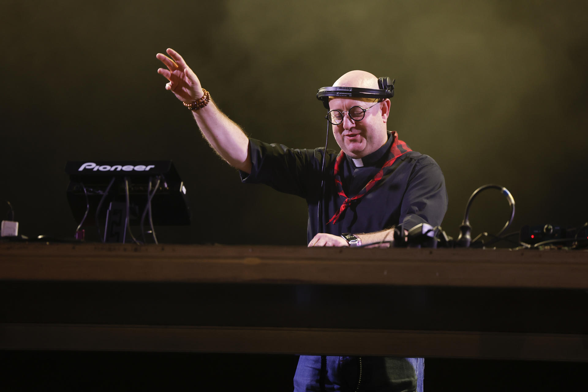 Un momento del concierto ofrecido por el Padre Guilherme, el ‘cura DJ’ , este viernes en Zaragoza. EFE/ Javier Cebollada
