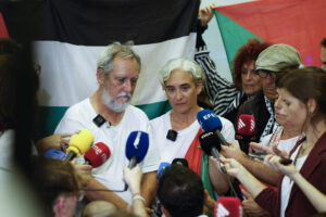 La exalcaldesa de Barcelona Ada Colau, en sus primeras declaraciones al llegar al Aeropuerto de Barcelona-El Prat, junto al concejal barcelonés de ERC Jordi Coronas, tras ser liberados hoy por Israel, ha denunciado este domingo los "abusos y maltratos" a los activistas de la Global Sumud Flotilla detenidos en Israel, por los que emprenderá "acciones", y ha hecho un llamamiento a la movilización para parar los pies a este "Estado terrorista neofascista" israelí. EFE/Toni Albir