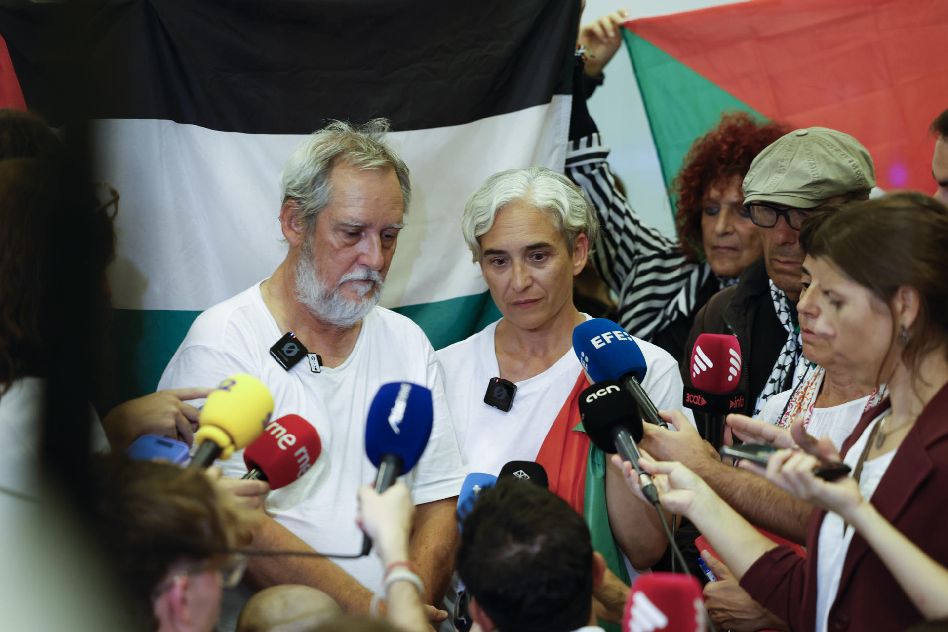 La exalcaldesa de Barcelona Ada Colau, en sus primeras declaraciones al llegar al Aeropuerto de Barcelona-El Prat, junto al concejal barcelonés de ERC Jordi Coronas, tras ser liberados hoy por Israel, ha denunciado este domingo los "abusos y maltratos" a los activistas de la Global Sumud Flotilla detenidos en Israel, por los que emprenderá "acciones", y ha hecho un llamamiento a la movilización para parar los pies a este "Estado terrorista neofascista" israelí. EFE/Toni Albir