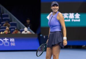 La estadounidense Amanda Anisimova durante el partido de este jueves ante la italiana Jasmine Paolini. EFE/EPA/JESSICA LEE