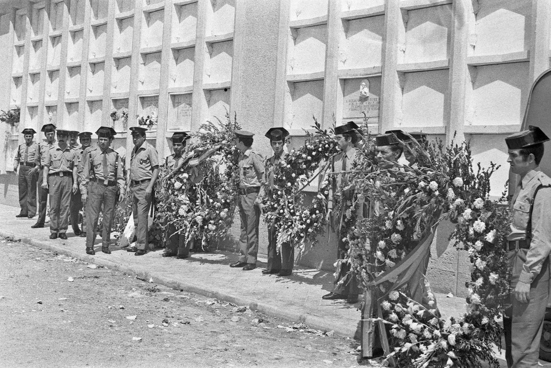 Miembros de la Benemérita en el Cementerio nuevo de Carabanchel, esperando la llegada del féretro con los restos mortales del guardia civil Casimiro Sánchez, asesinado por miembros de Grapo en 1975. EFE/aa