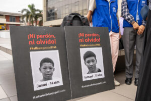 Fotografía de archivo que muestra carteles con la imagen de menores detenidos de forma irregular en Guayaquil y hallados días después asesinados. EFE/ Mauricio Torres