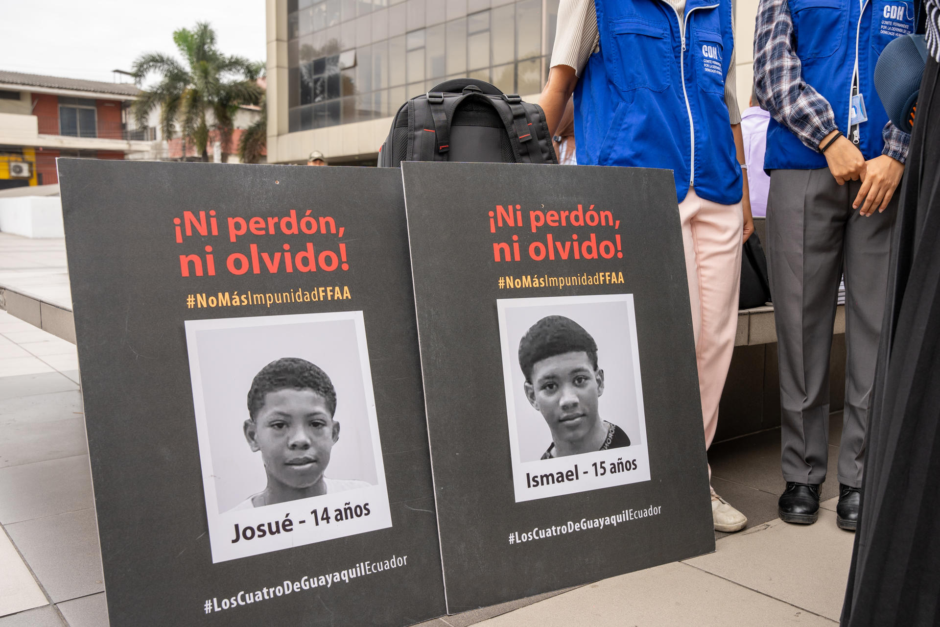 Fotografía de archivo que muestra carteles con la imagen de menores detenidos de forma irregular en Guayaquil y hallados días después asesinados. EFE/ Mauricio Torres