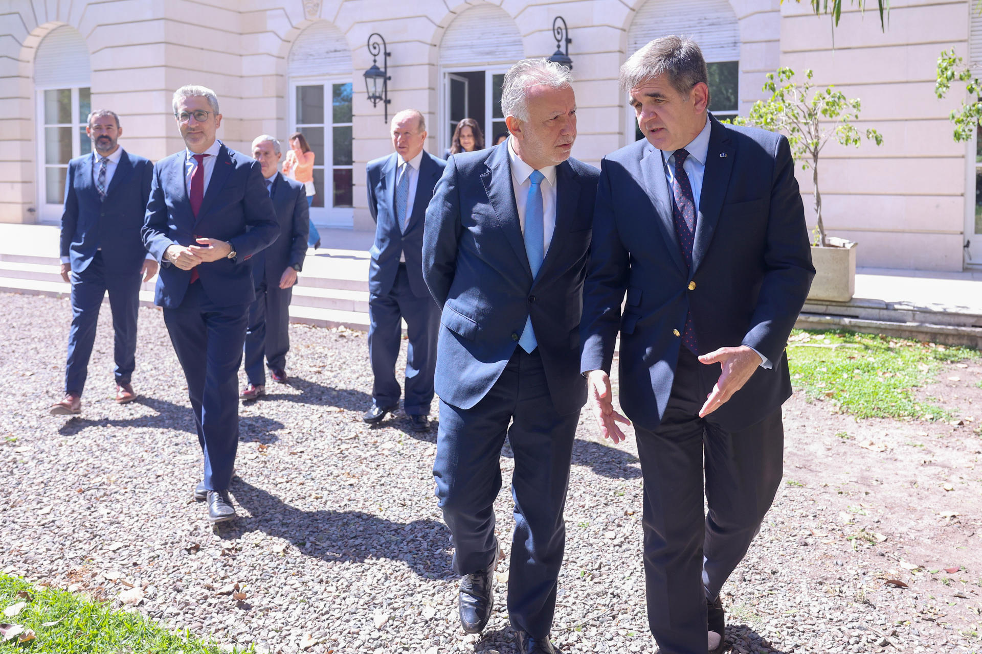 El ministro español de Política Territorial y Memoria Democrática, Ángel Víctor Torres (c) acompañado del embajador de España en Argentina Joaquín María de Arístegui (d), hablan este miércoles en Buenos Aires (Argentina). EFE/Juan Ignacio Roncoroni
