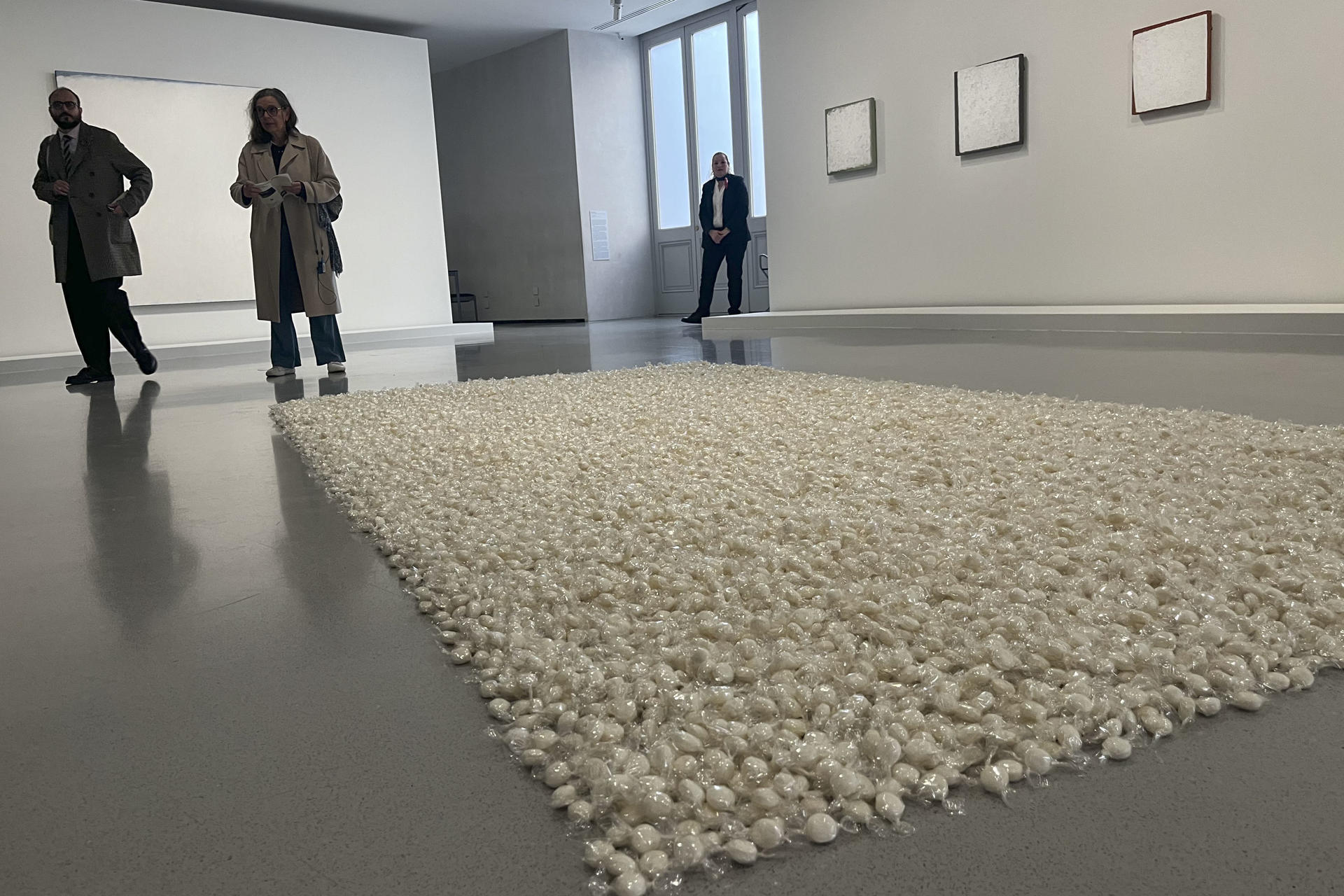 Pensada casi como un oasis para bajar de revoluciones en pleno corazón de París, la exposición 'Minimal' recorre este otoño la evolución del arte minimalista en la antigua Bolsa de Comercio, museo de las iniciativas de la Colección Pinault en la capital francesa. A través de un centenar de obras desplegadas en las diáfanas instalaciones de este edificio circular, ubicado a pocos minutos del Louvre, la visión de artistas como Dan Flavin, Robert Ryman, On Kawara o François Mollet repasan este movimiento que, desde los años 60, repensó el estatuto de la obra de arte y su relación con el espectador, depurando la estética al máximo. EFE/ Nerea González
