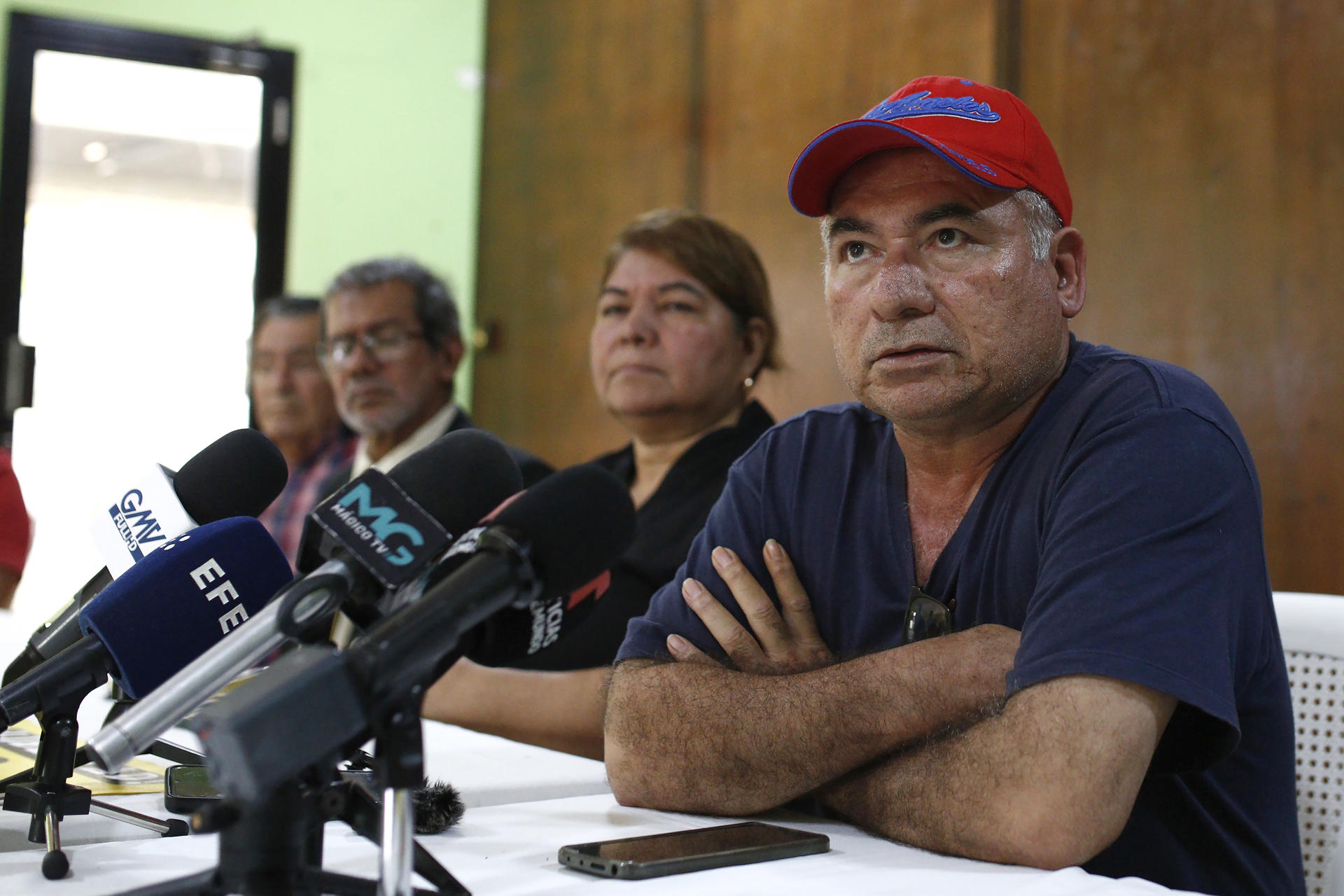 El ambientalista y activista, Alfredo Leiva, habla en una rueda de prensa este jueves, en San Salvador (El Salvador). EFE/ Rodrigo Sura
