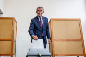 El ex primer ministro checo Andrej Babis, líder del movimiento ANO (SÍ), fue captado este viernes, 3 de octubre, al depositar su voto durante las elecciones parlamentarias checas, en Ostrava (República Checa) EFE/Martin Divisek