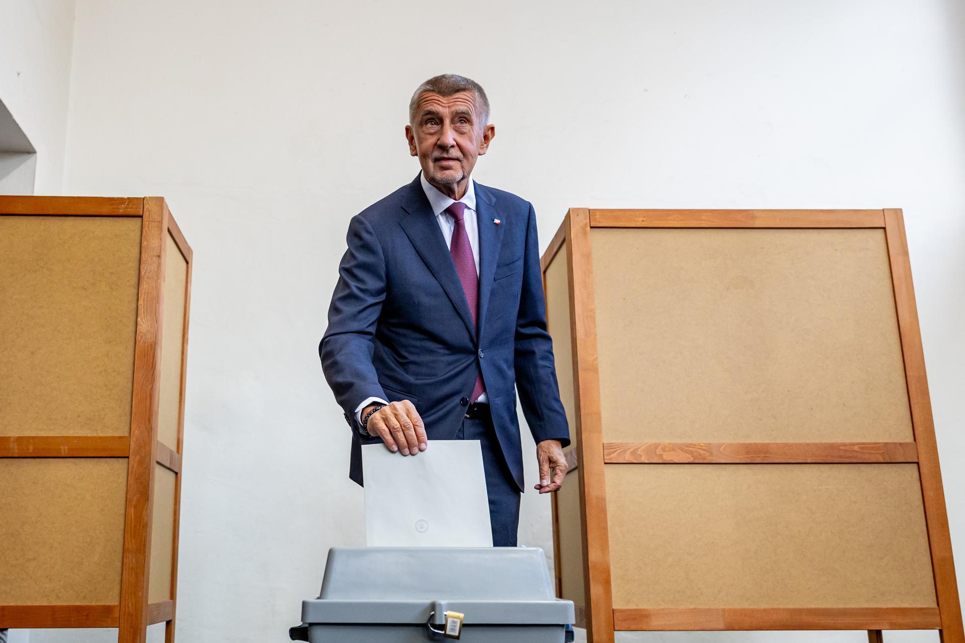 El ex primer ministro checo Andrej Babis, líder del movimiento ANO (SÍ), fue captado este viernes, 3 de octubre, al depositar su voto durante las elecciones parlamentarias checas, en Ostrava (República Checa) EFE/Martin Divisek