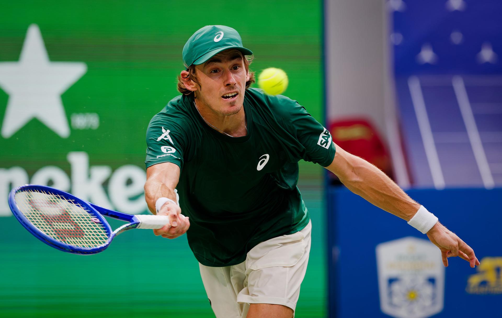 El tenista australiano Alex de Minaur, en acción durante su partido contra el portugués Nuno Borges, en el Shanghái Masters. EFE/EPA/ALEX PLAVEVSKI
