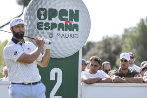 El tenista español Carlos Alcaraz (d) sigue el juego del golfista Jon Rham (i) durante la primera jornada del Abierto de España de golf este jueves en el Club de Campo Villa de Madrid. EFE/ Sergio Pérez