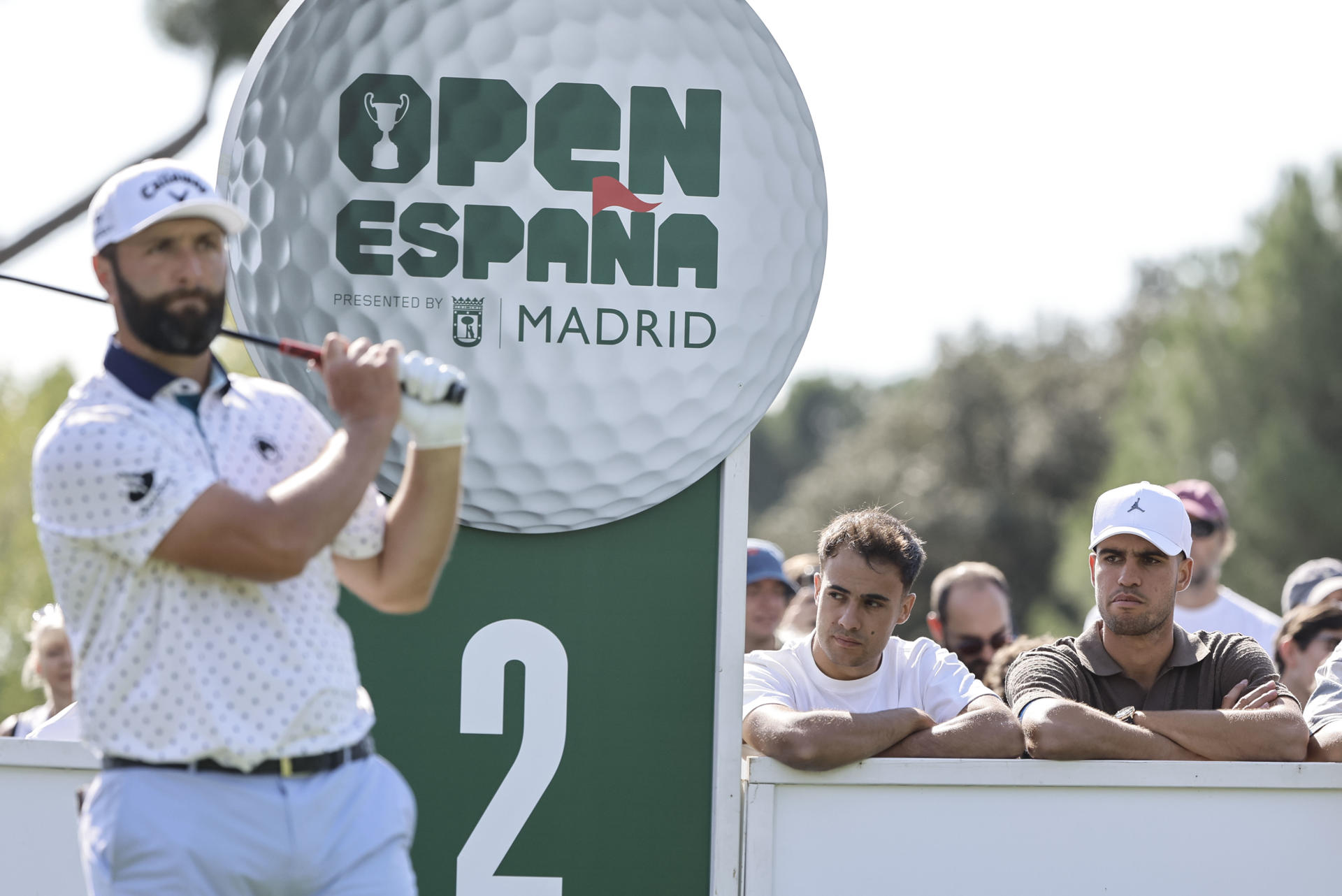 El tenista español Carlos Alcaraz (d) sigue el juego del golfista Jon Rham (i) durante la primera jornada del Abierto de España de golf este jueves en el Club de Campo Villa de Madrid. EFE/ Sergio Pérez