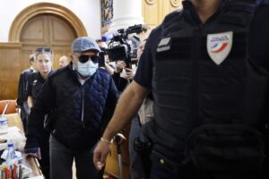 Husamettin D., el único de los 51 hombres condenados por agredir sexualmente y violar a Gisèle Pelicot que recurrió la sentencia, llega al tribunal. EFE/EPA/Guillaume Horcajuelo