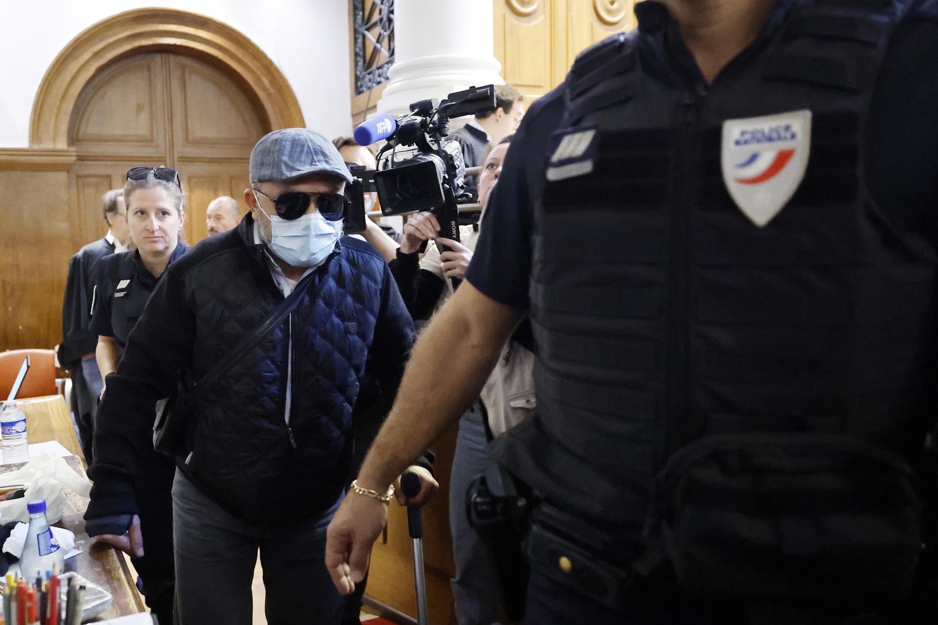 Husamettin D., el único de los 51 hombres condenados por agredir sexualmente y violar a Gisèle Pelicot que recurrió la sentencia, llega al tribunal. EFE/EPA/Guillaume Horcajuelo